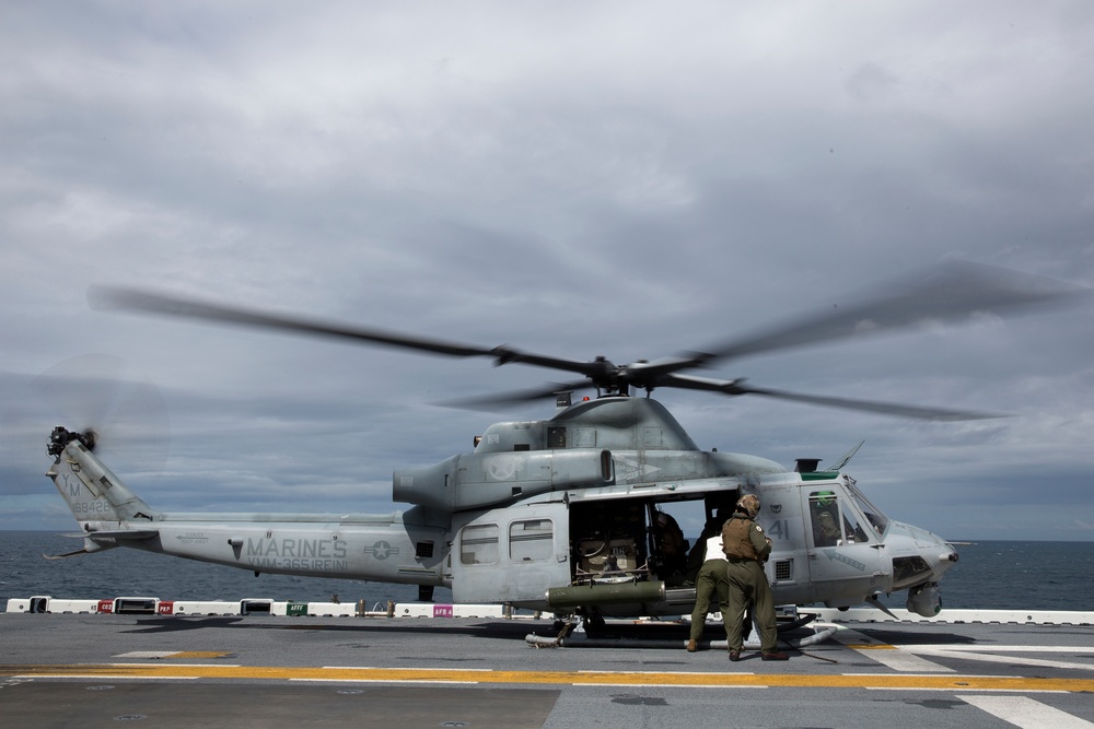 VMM-365 conduct fly ops