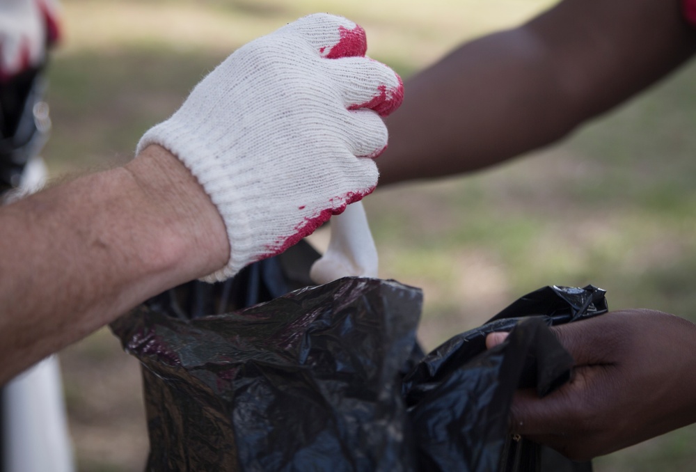 Valiant Shield 16: Servicemembers volunteer in annual Guam cleanup