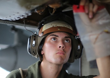 Valiant Shield 16: Maintainers keep operations flowing