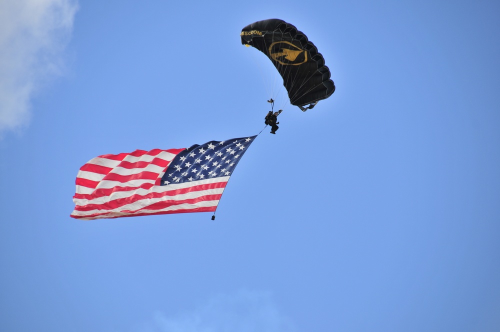 USSOCOM paratrooper descends skies at 2016 Fort Wayne Air Show