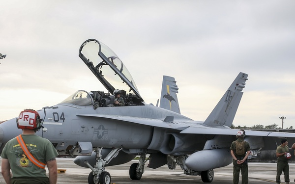 Valiant Shield 16: Rear Adm. Hurley visits Marines