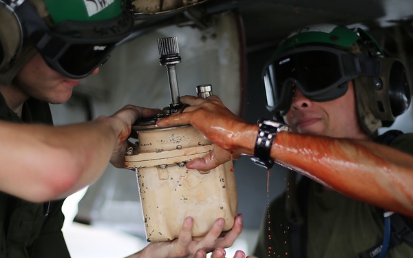 Valiant Shield 16: Maintainers keep operations flowing