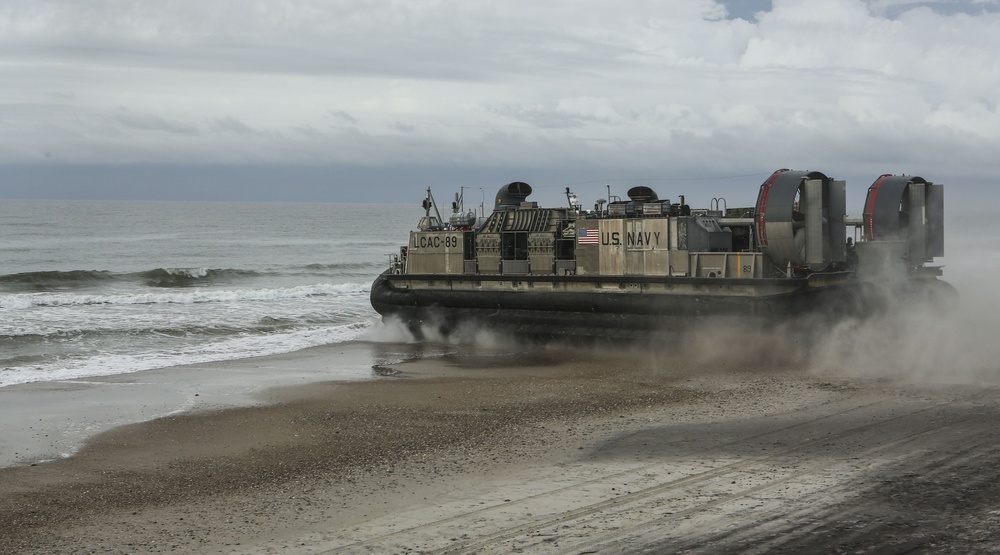 Marines with CLB-26 participate in onload and offload training