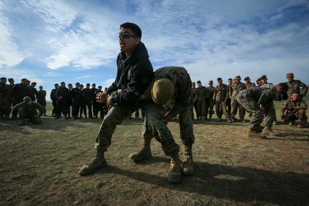 NOLES 16: Mongolian Armed Forces, U.S. Marines demo mechanical advantage control holds