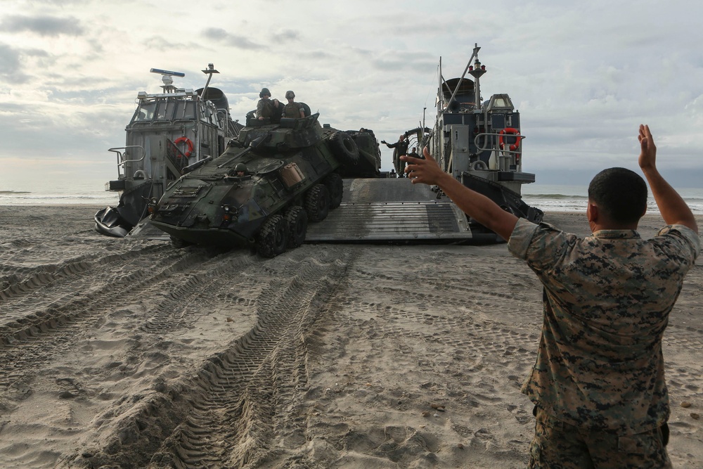 Marines with CLB-26 participate in onload and offload training