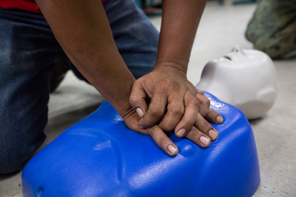 Valiant Shield 16: Tinian locals recieve combat lifesaving class from Marine Air Control Group 18