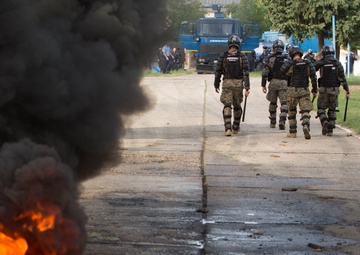 U.S. Marines train with Romanian Jandarms for embassy reinforcement exercise