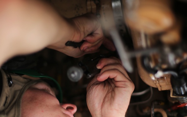 Valiant Shield 16: Maintainers keep operations flowing