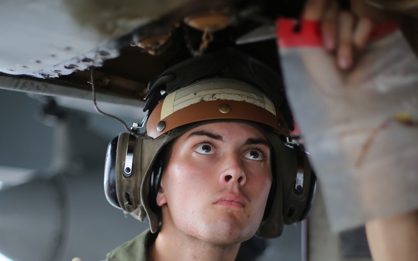 Valiant Shield 16: Maintainers keep operations flowing