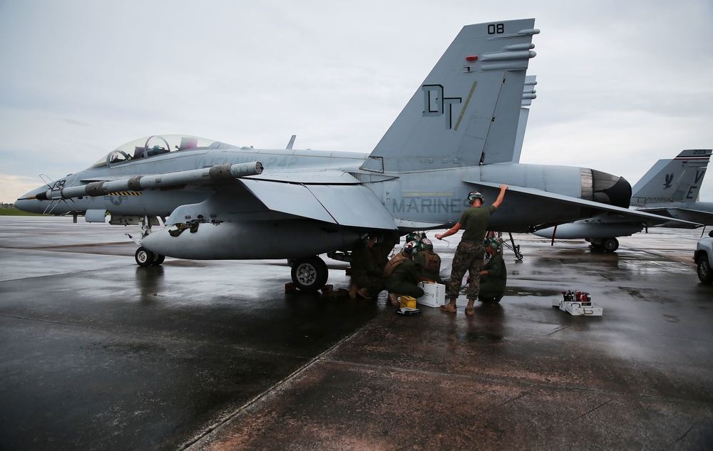 Valiant Shield 16: Maintainers keep operations flowing