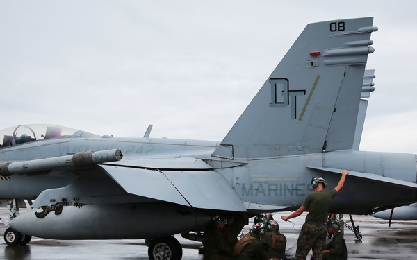 Valiant Shield 16: Maintainers keep operations flowing