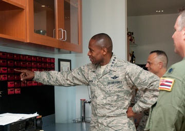 Hawaii Air National Guard meets with trans com commander