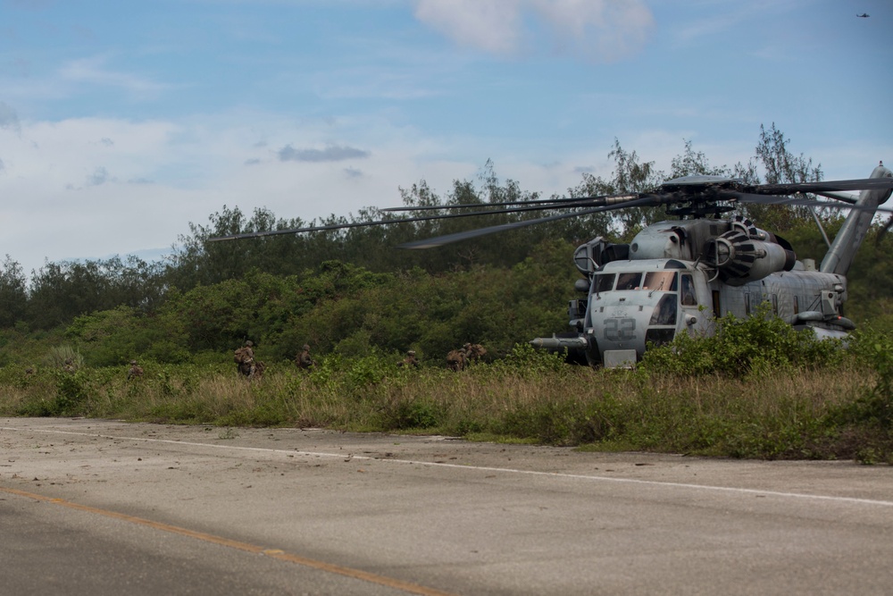 DVIDS - Images - Valiant Shield 16: helicopter-borne raid to secure ...