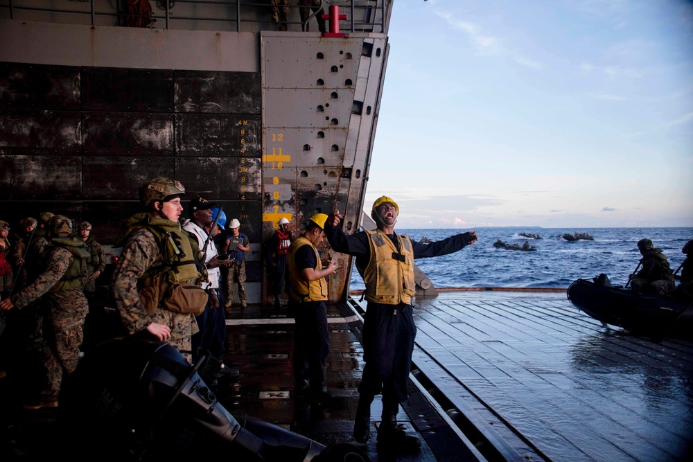 31st MEU participates in a boat raid during Exercise Valiant Shield 2016