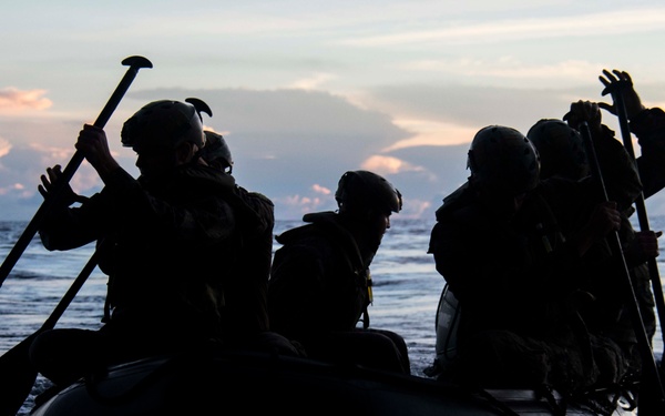 31st MEU participates in a boat raid during Exercise Valiant Shield 2016
