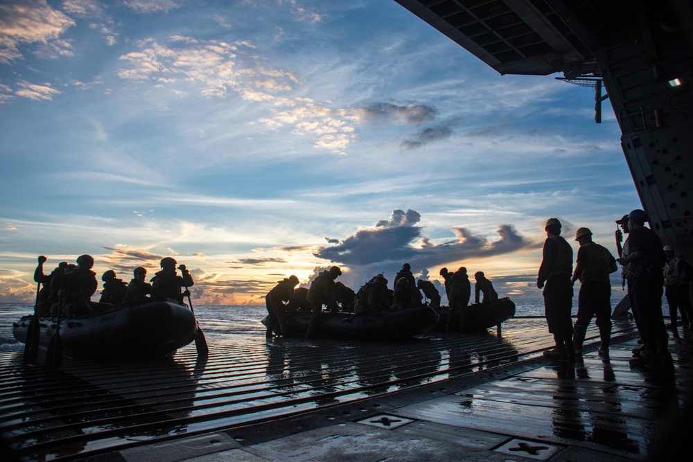 Valiant Shield 16: 31st MEU participates in a boat raid during Exercise Valiant Shield 2016