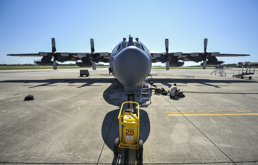 15th AMU Airmen keep the props turning