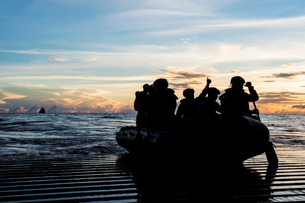Green Bay, 31st MEU, conduct boat raid with Mark VI Patrol boat