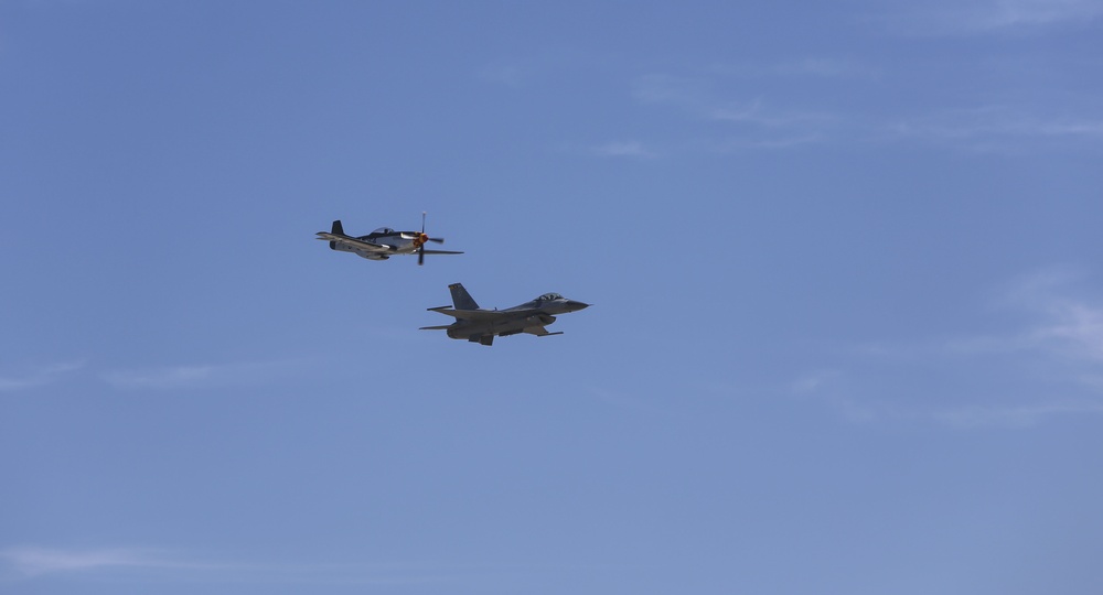 F-16 Viper shows off at 2016 MCAS Miramar Air Show