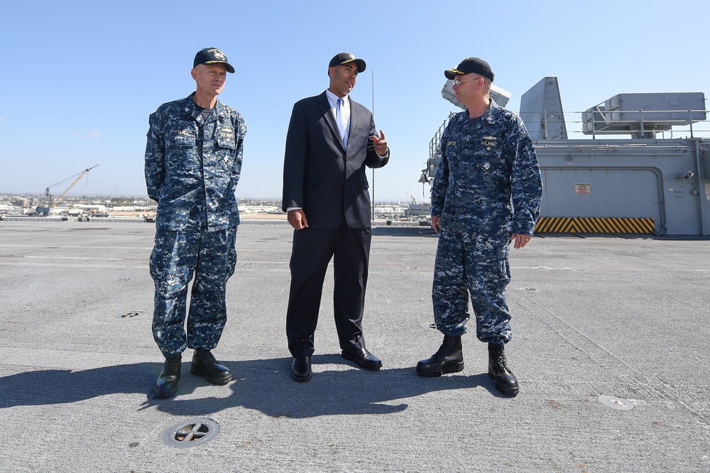 Assistant Secretary of the Navy (Manpower and Reserve Affairs) Franklin R. Parker visits USS Boxer (LHD 4)