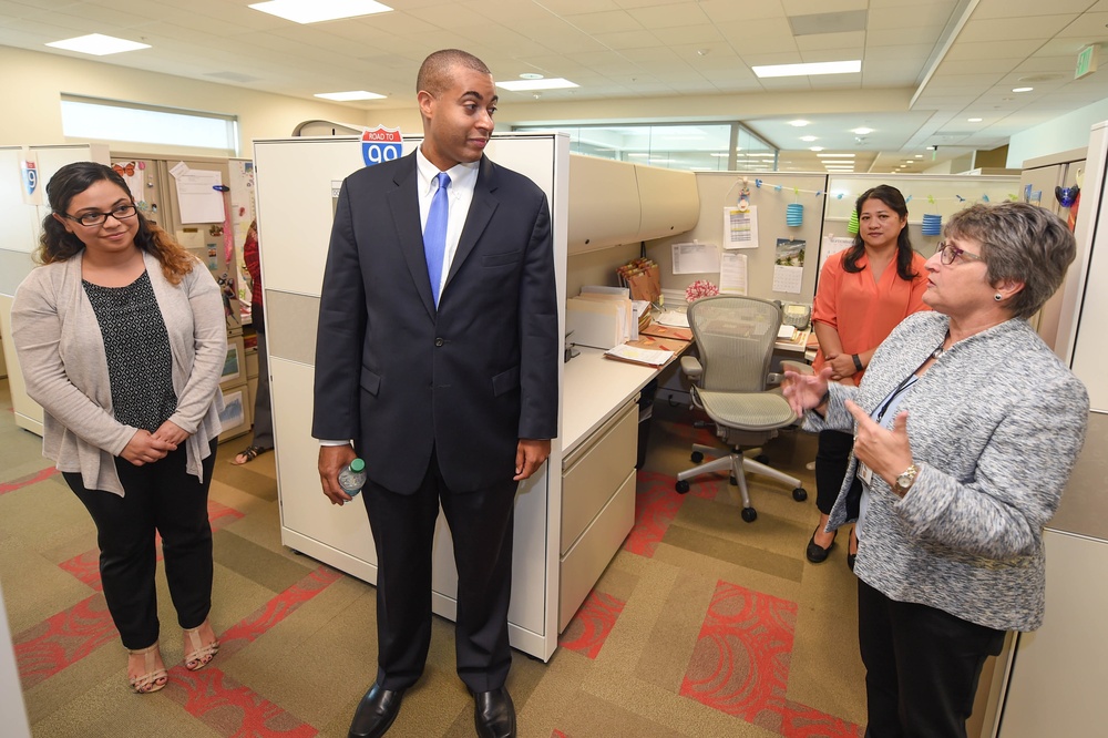 Assistant Secretary of the Navy (Manpower and Reserve Affairs) Franklin R. Parker visits Marine Corps Recruit Depot San Diego