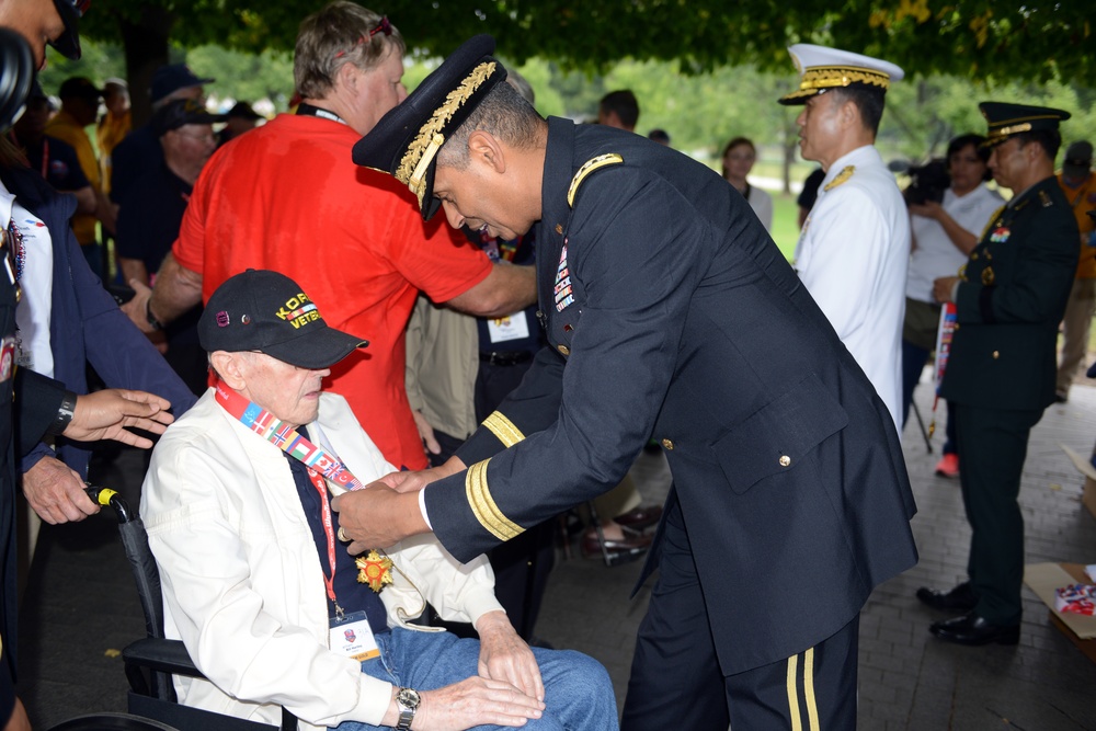 Blue Ridge Honor Flight visits Korean War Memorial