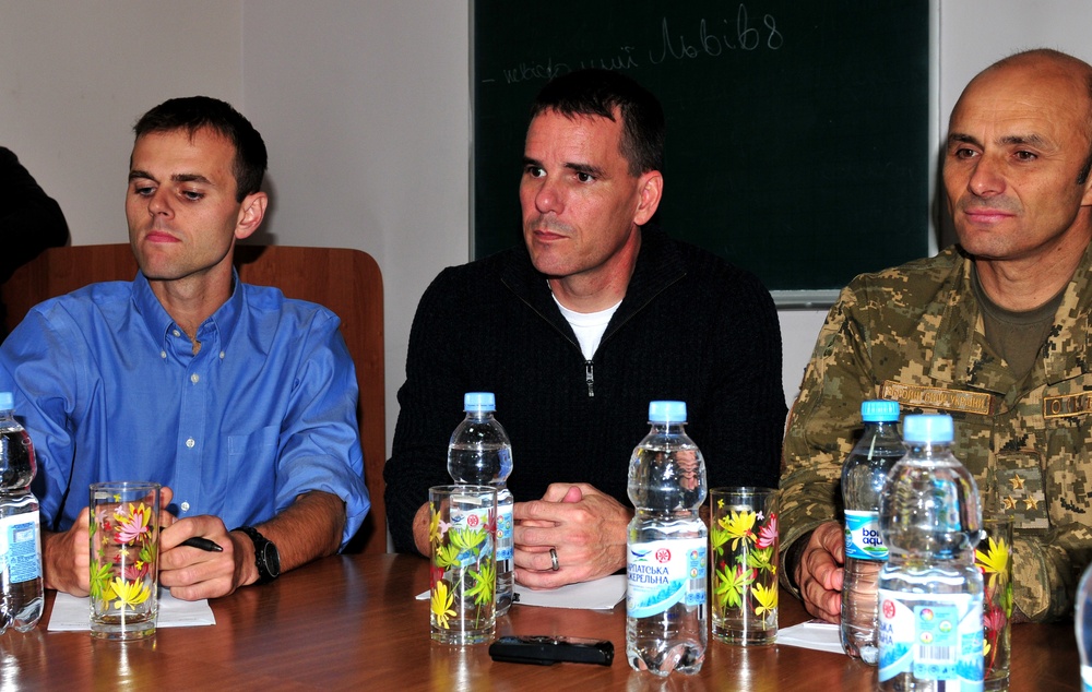 Military public affairs officers meet with Ukrainian college students