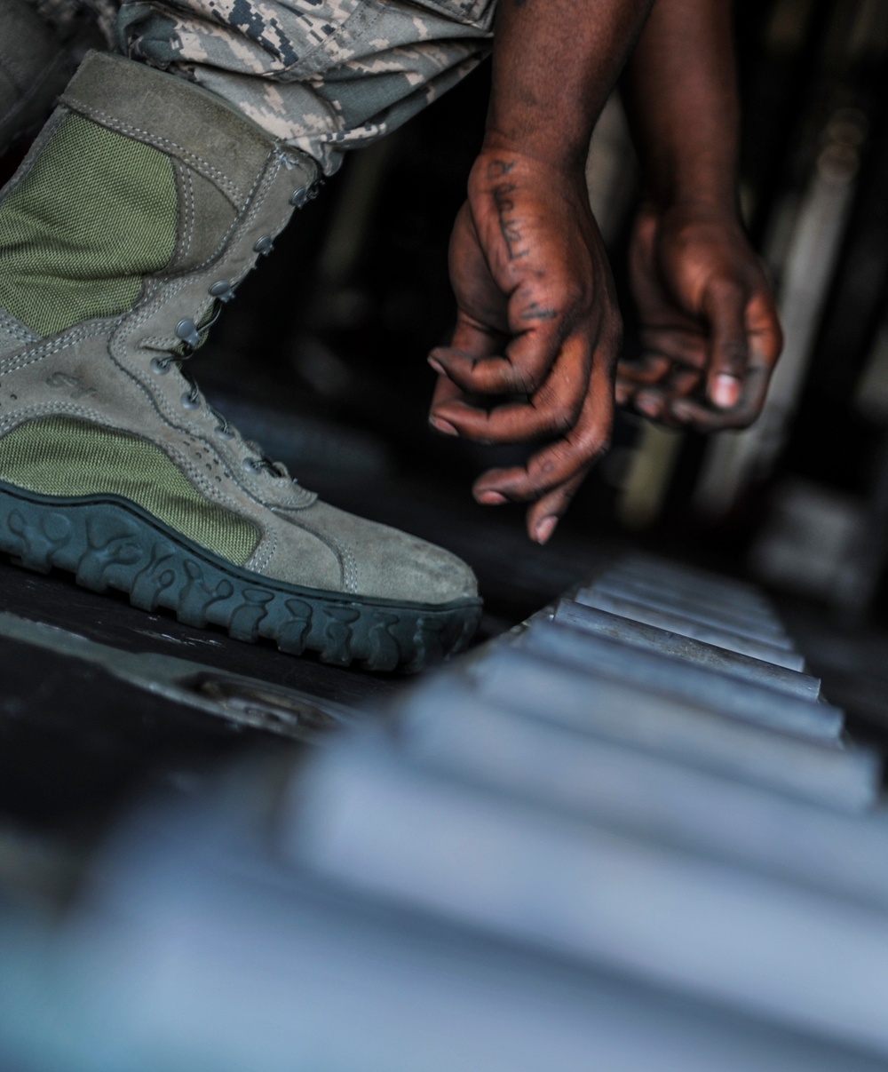 15th AMU Airmen keeps the props turning