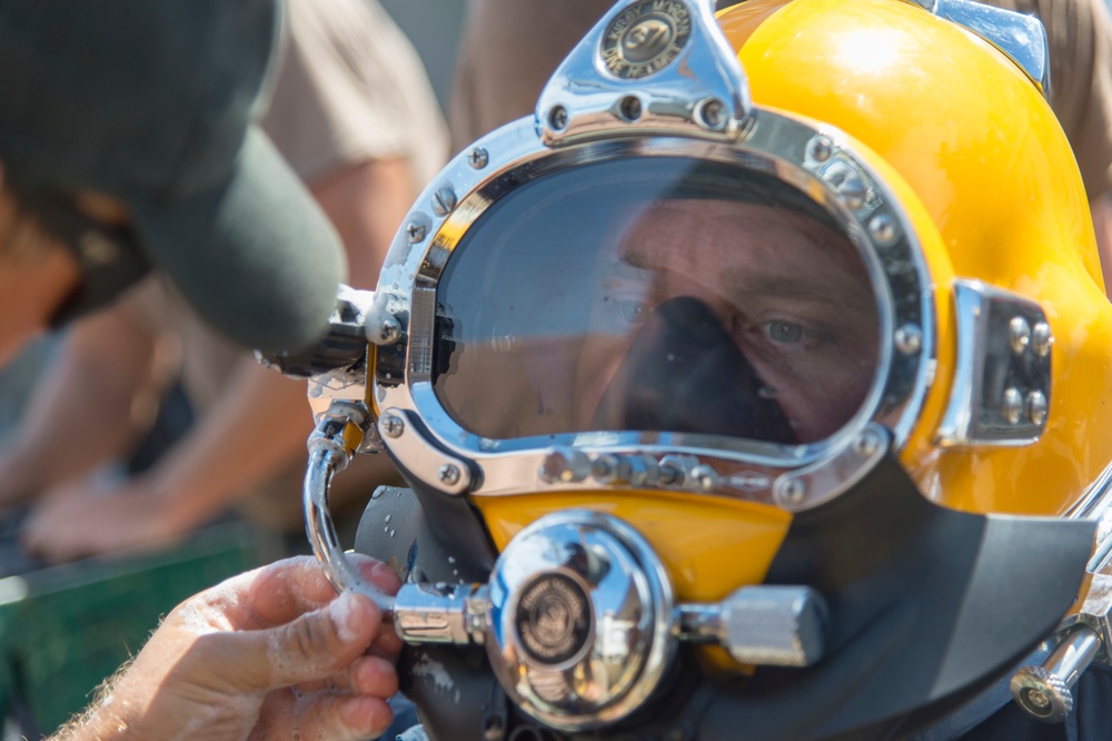 MDSU 2 Divers Conduct Surface Supplied Dive Training (2 of 6)