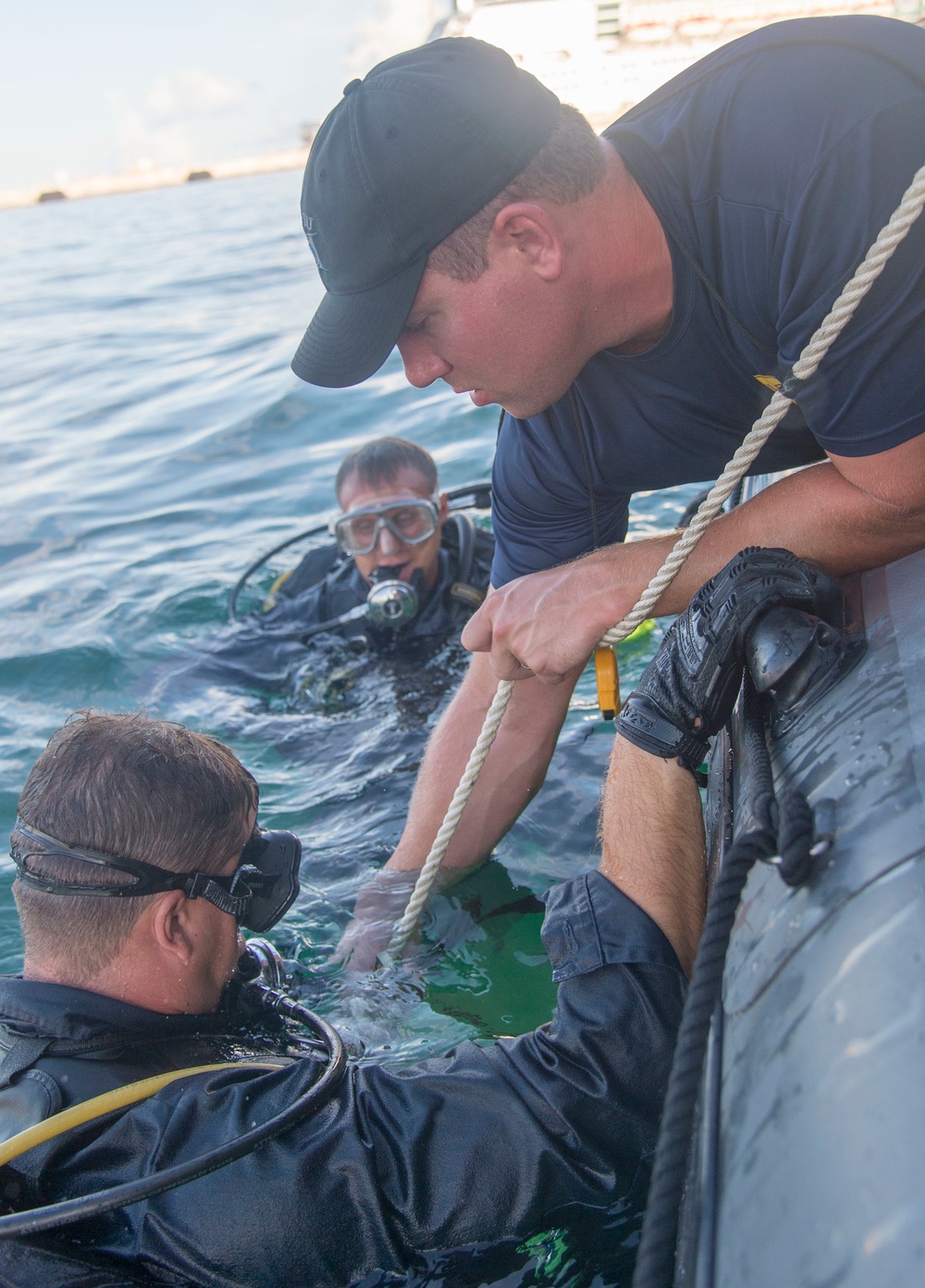 MDSU 2 Divers Conduct AT/FP Training Dive (4 of 5)