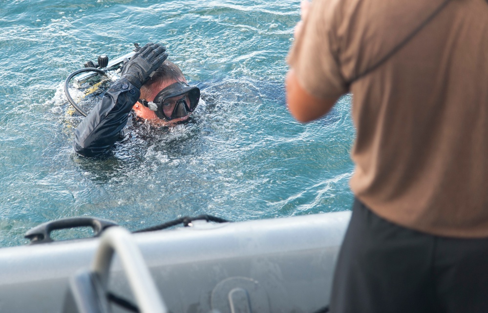 MDSU 2 Divers Conduct AT/FP Training Dive (5 of 5)