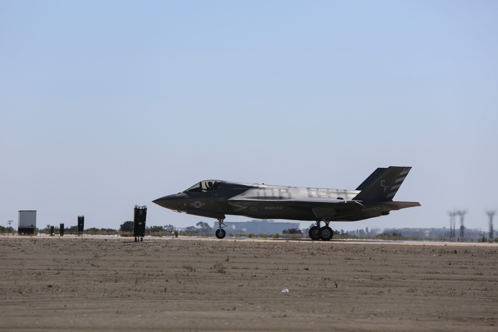 F-35 demonstrates capabilities during 2016 MCAS Miramar Air Show