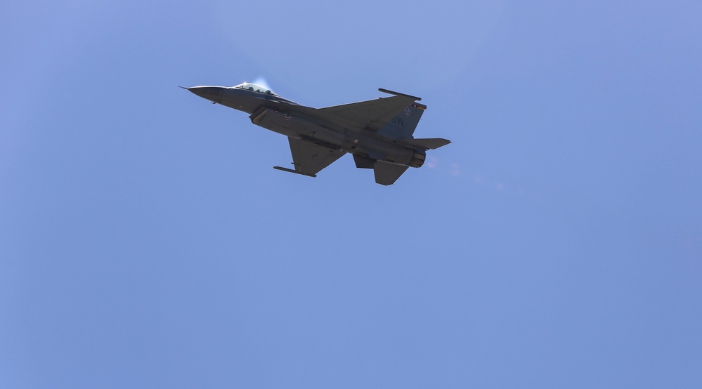 F-16 Viper shows off at 2016 MCAS Miramar Air Show