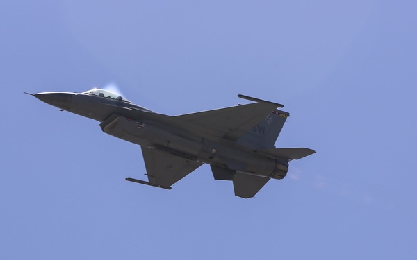 F-16 Viper shows off at 2016 MCAS Miramar Air Show