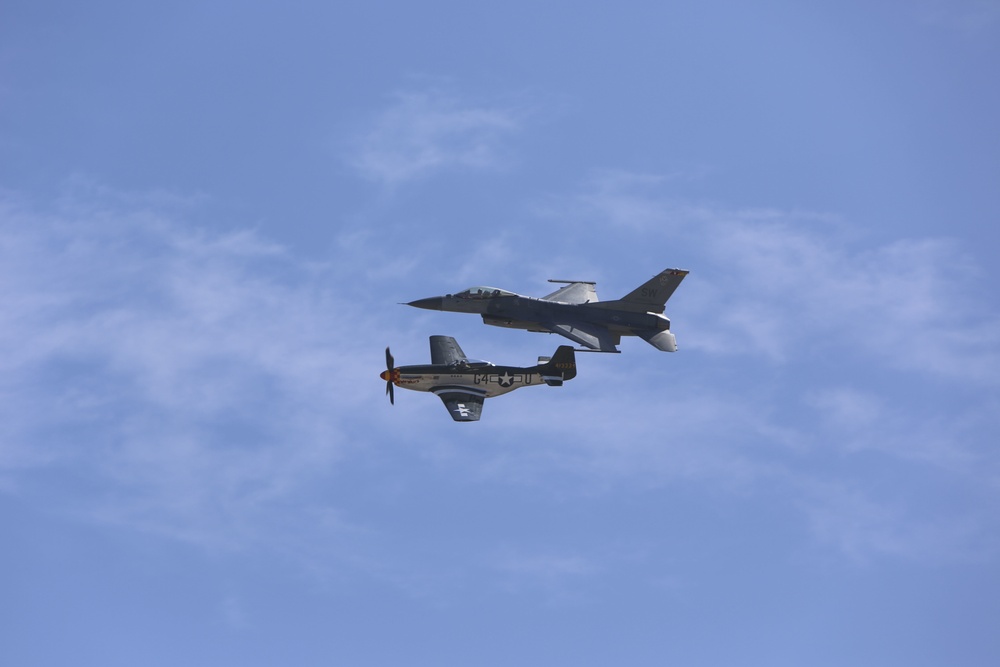 F-16 Viper shows off at 2016 MCAS Miramar Air Show