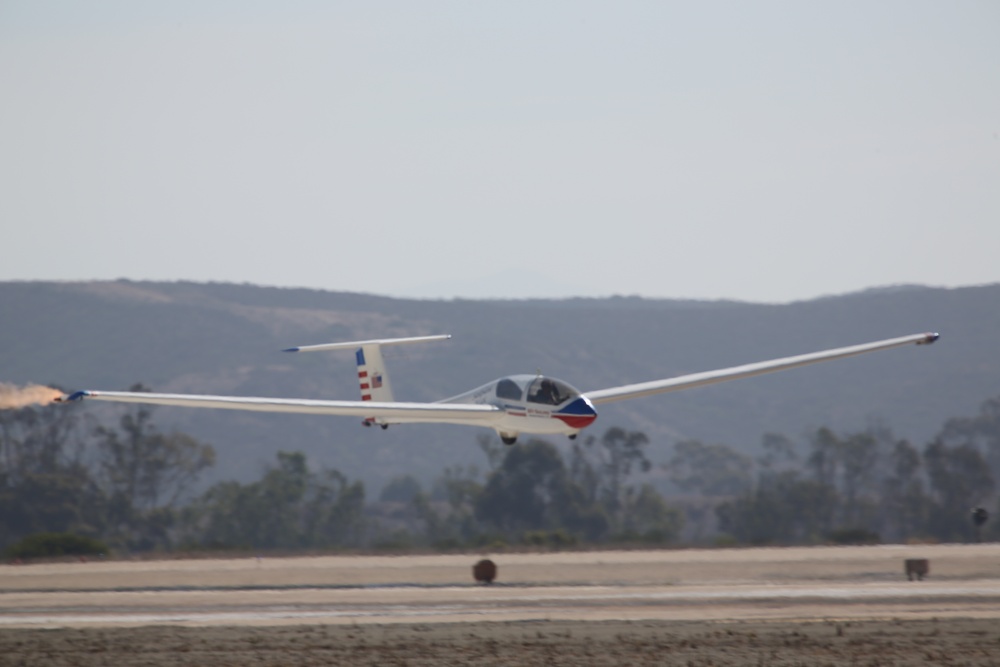 ‘Sailplane Magic’ performs at 2016 MCAS Miramar Air Show