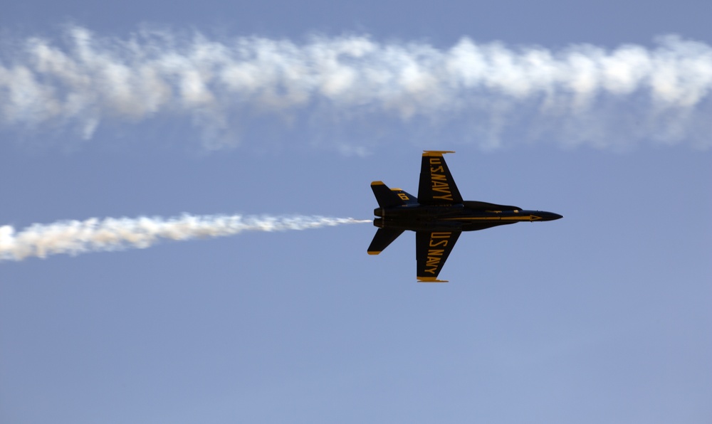 Blue Angels steal show during 2016 MCAS Miramar Air Show