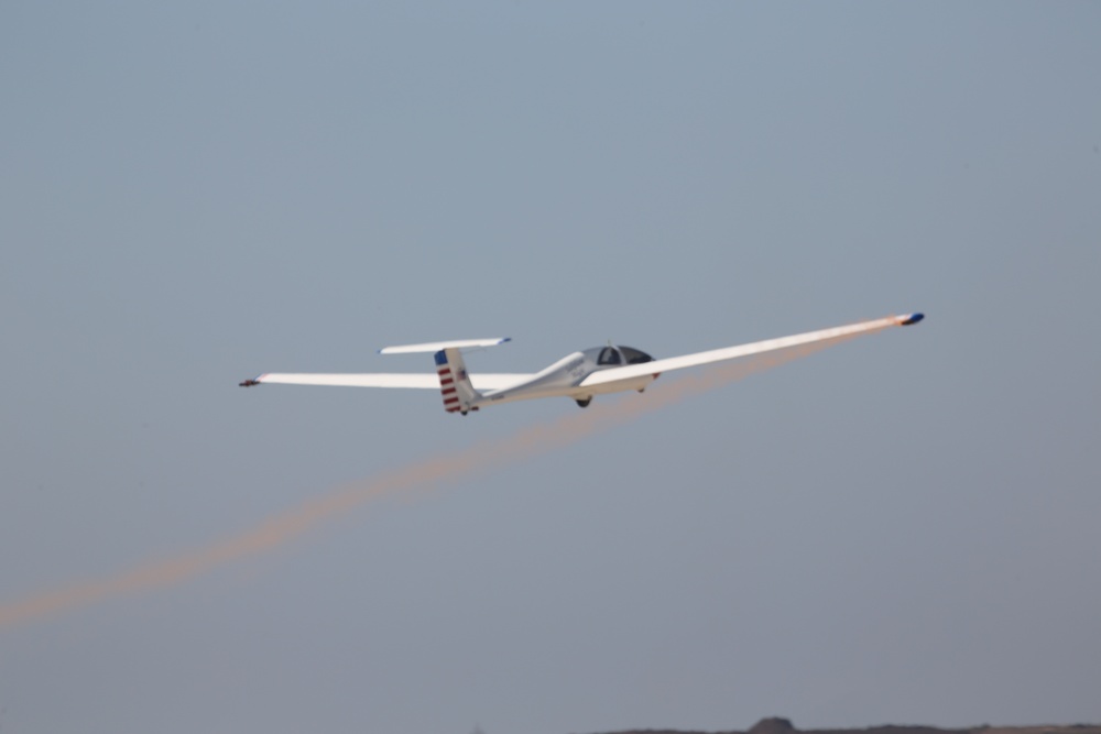 ‘Sailplane Magic’ performs at 2016 MCAS Miramar Air Show