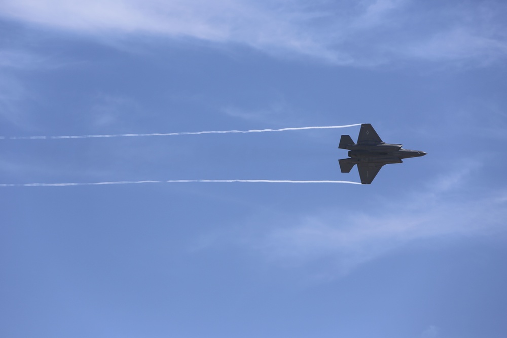 F-16 Viper shows off at 2016 MCAS Miramar Air Show