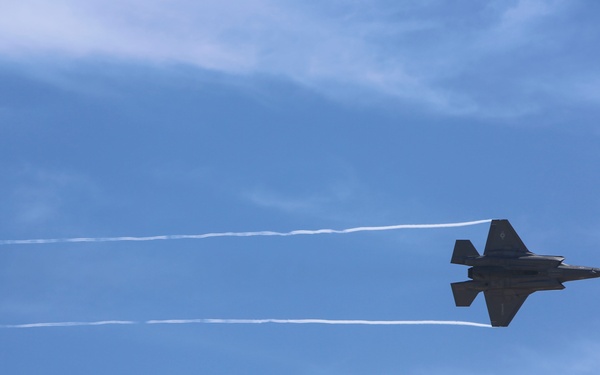 F-16 Viper shows off at 2016 MCAS Miramar Air Show