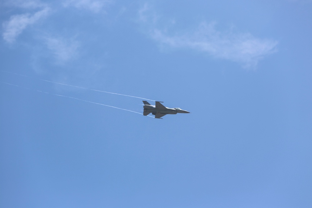 F-16 Viper shows off at 2016 MCAS Miramar Air Show