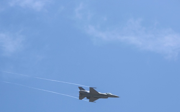 F-16 Viper shows off at 2016 MCAS Miramar Air Show