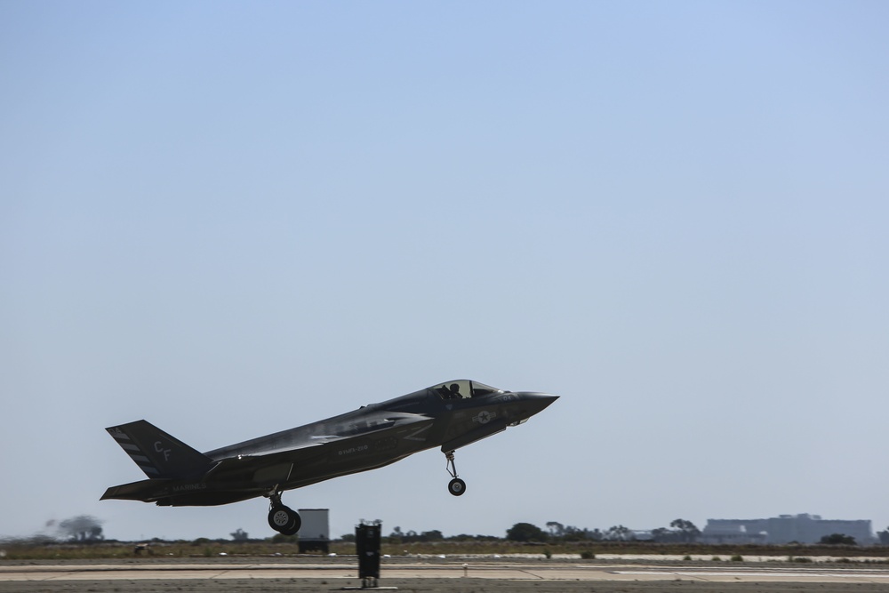 F-35 demonstrates capabilities during 2016 MCAS Miramar Air Show