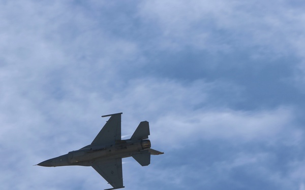 F-16 Viper shows off at 2016 MCAS Miramar Air Show
