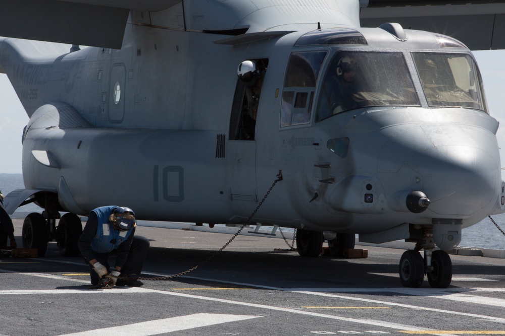 Crisis Response Marines conduct deck qualifications aboard Spanish assault ship