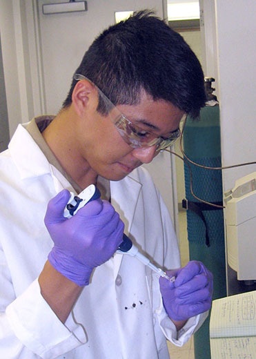 Midshipman from Naval Academy works on the 2016 DTRA Syn Bio Academies Challenge