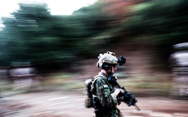 Navy Seals train with Greek SOF