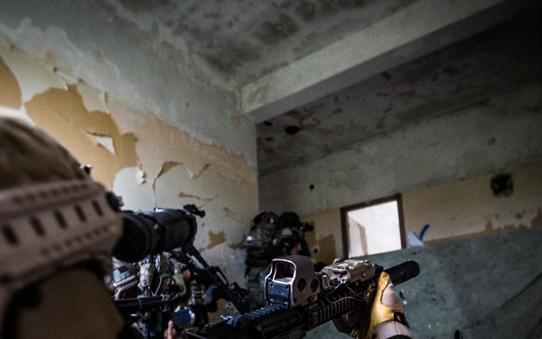 Navy Seals train with Greek SOF