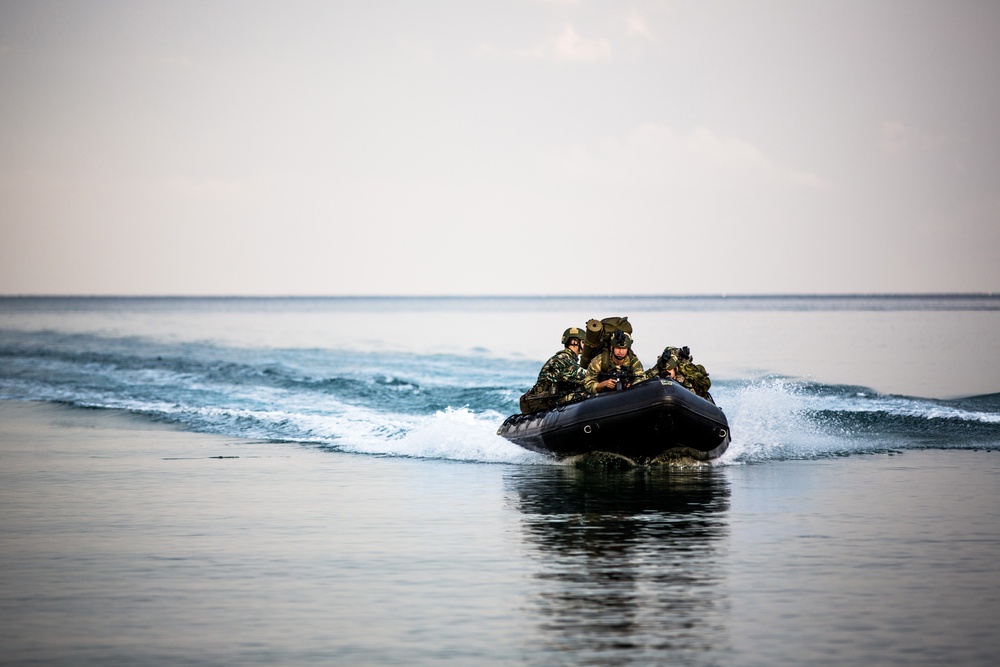 Navy Seals train with Greek SOF