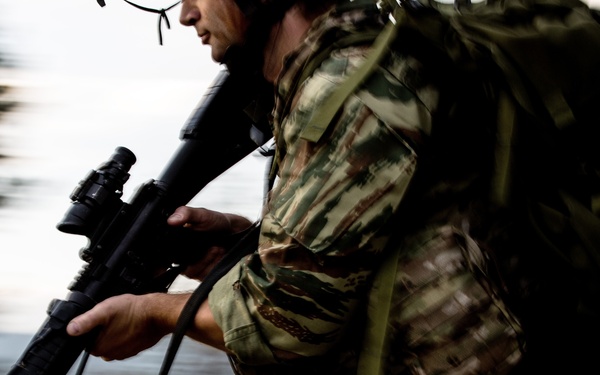 Navy Seals train with Greek SOF